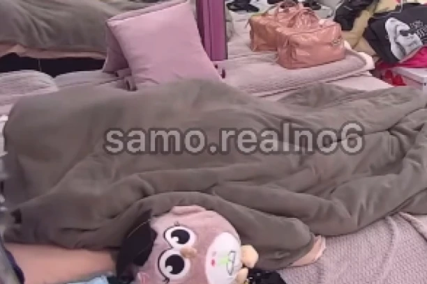 ŠA SE UŠUNJAO MIONI U KREVET, PA DIVLJAO POD POKRIVAČEM: Iznudio vrelu akciju, nakon haosa na imanju! (VIDEO)