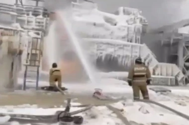 UZBUNA IZNAD SANKT PETERBURGA! Ukrajinci napali strateški objekat u Lenjingradskoj oblasti, bukti požar! (VIDEO)