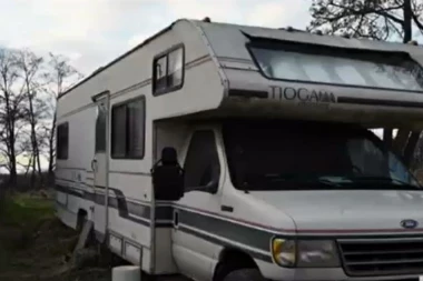 ŠEST GODINA TELO ŽENE ČUVAO U KAMPERU! Policija se zaprepestala: BILO U CVEĆU I GOTOVO NETAKNUTO! Iza svega stoji MORBIDAN DOGOVOR! (VIDEO)