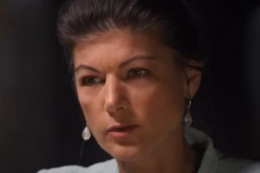 NEĆE DA DAJE PARE UKRAJINI, ŠOLC JE NE PODNOSI, ŽELI DA POMIRI NAROD S PUTINOM: Ko je "CRVENA" SARA o kojoj priča CELA NEMAČKA?