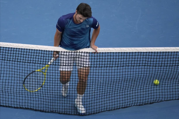 NIŠTA OD POLUFINALA: Kecmanović počišćen sa terena u Akapulku!