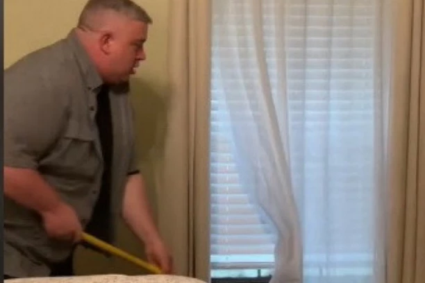 SA METLOM U RUCI JURIO JE PO CELOM STANU I VRIŠTAO: Životinja je skakala po zidu i zavesi a čovek je bio potpuno izbezumljen! (VIDEO)