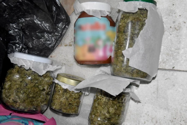 POLICIJA OTVORILA TEGLE I KUTIJE, PA PRONAŠLA 3,5 KILOGRAMA DROGE: Uhapšen muškarac (43) iz Malog Iđoša! (GALERIJA)