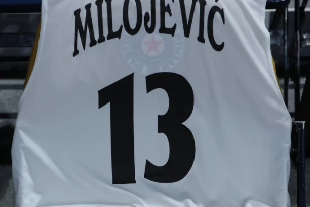 SJAJAN POTEZ KOŠARKAŠA PARTIZANA I MEGE! Svi igrači nose POSEBNE majice sa likom Dejana Milojevića! (VIDEO)