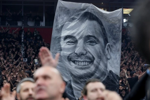 PARTIZAN I MEGA IGRALI ZA SVOJU LEGENDU! Grobari se uz REKORD i SUZE oprostili od Dejana Milojevića! (VIDEO)