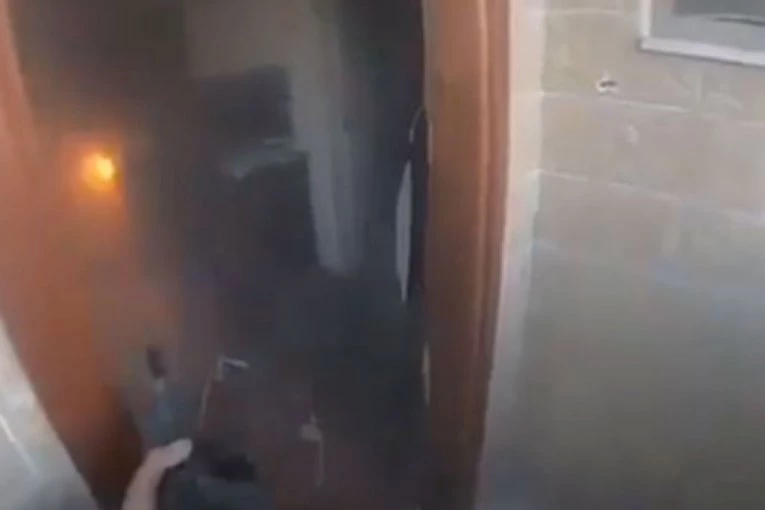 IDF OBJAVIO ŠOKANTAN SNIMAK: Pogledajte kako je vojnik upao u zasedu dvojice militanata Hamasa! (VIDEO)