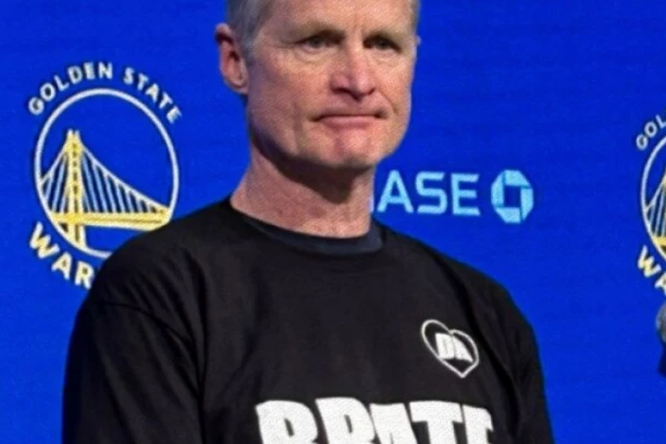 STIV KER OBUKAO MAJICU S NATPISOM "BRATE"! Trener Golden Stejta gledao meč Partizana i Mege, pa PROKOMENTARISAO oproštaj Arene od Milojevića!