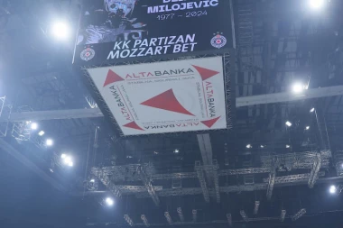 PARTIZAN OBJAVIO NAJEMOTIVNIJU FOTKU NA OPROŠTAJU OD MILOJEVIĆA! Reči ne trebaju, njihov ZAGRLJAJ sve GOVORI! (FOTO)