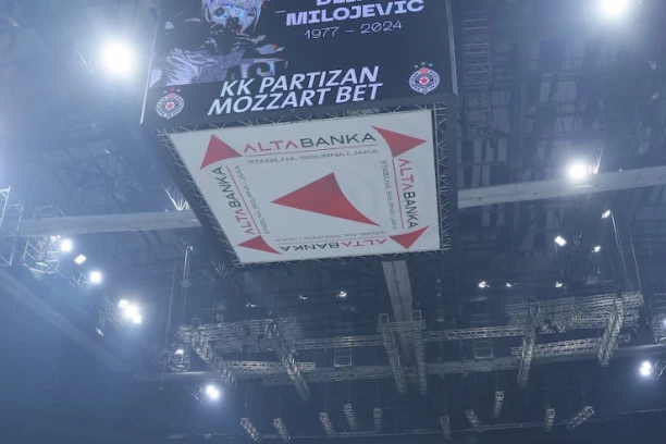 PARTIZAN OBJAVIO NAJEMOTIVNIJU FOTKU NA OPROŠTAJU OD MILOJEVIĆA! Reči ne trebaju, njihov ZAGRLJAJ sve GOVORI! (FOTO)