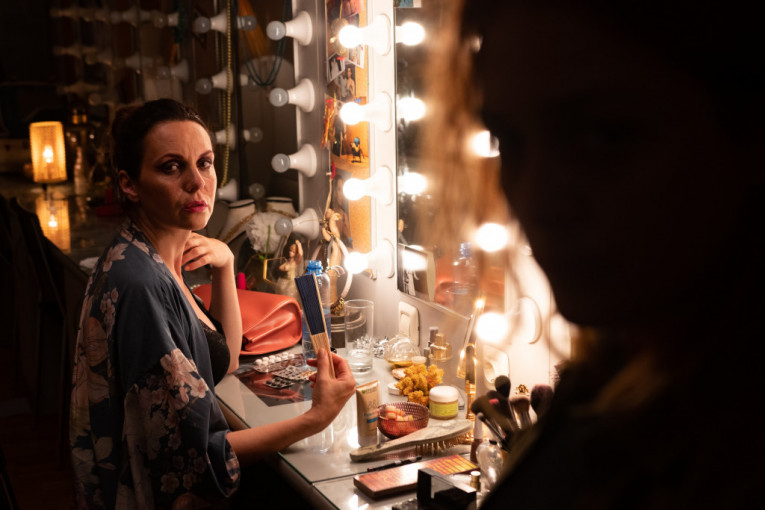 Nada Šargin u seriji "V (fau) efekat"