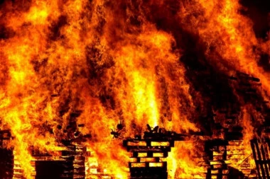 POŽAR KOD LESKOVCA: Vatra buknula na njivama (FOTO)