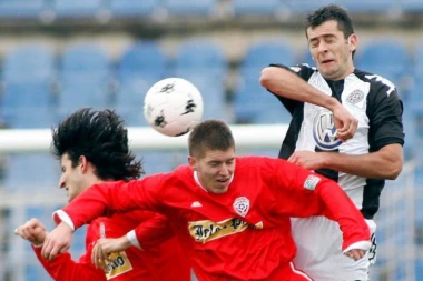 NAJSTARIJI KLUB U SRBIJI IMA NOVOG TRENERA: Fudbaler bogatog internacionalnog iskustva preuzima crveno-bele! Mogu li se Subotičani vratiti na stare staze uspeha?