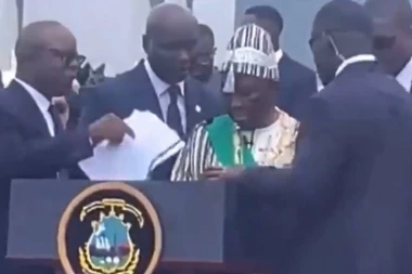 PREDSEDIKU LIBERIJE POZLILO NA INAUGURACIJI! Prekidao više puta obraćanje, a onda...! (VIDEO)