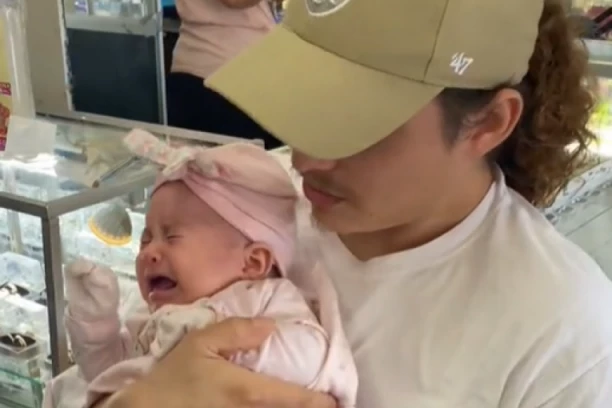 DOK JE BEBA VRIŠTALA OD PLAČA, MAJKA JE GOVORILA DA OVO VREDI BOLA: Korisnici na TikToku je "RAZAPELI", tvrde da nema srce jer je TO dozvolila!