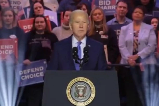 "GENOCIDNI DŽO!": Haos na Bajdenovom mitingu, demonstranti upali u masu i jednim potezom UNIŠTILI predsednika SAD (VIDEO)