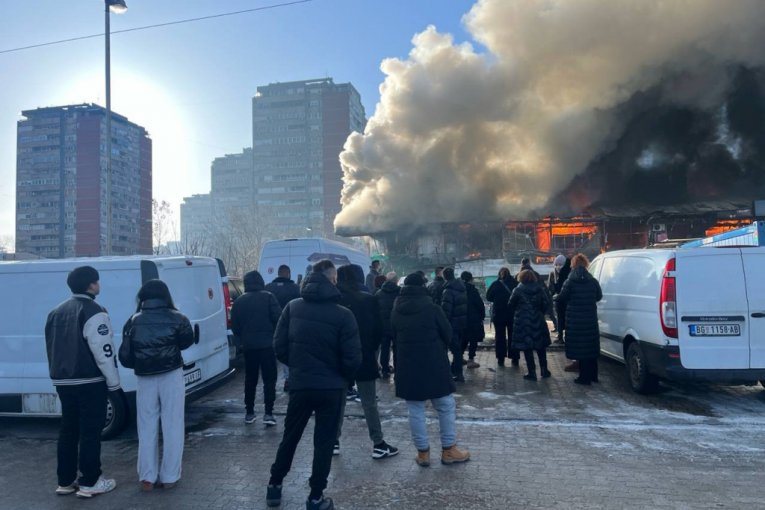 Gori tržni centar u Bloku 70