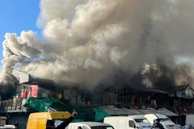 KINESKI AMBASADOR U SRBIJI STIGAO U BLOK 70 GDE BUKTI POŽAR: "Ovo je tužan trenutak..."