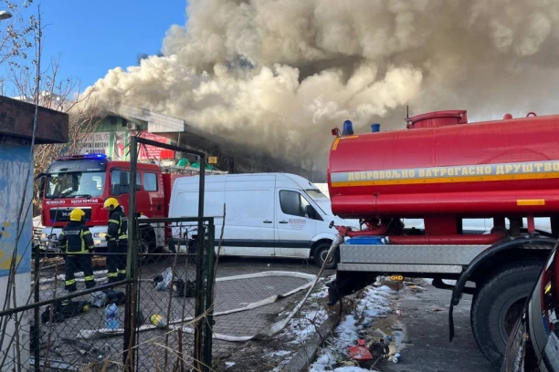 AKO EKSPLODIRAJU, ODOSMO SVI... Jeziv prizor u 70 Bloku: Od dima ne može da se diše, vatrogasci obuzdavaju vatru - prete nove eksplozije (VIDEO)