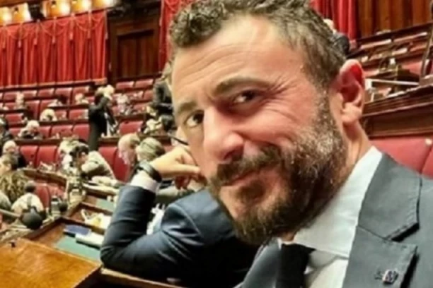 POLITIČAR POKAZIVAO PIŠTOLJ NA ŽURCI, PA IZAZVAO UŽAS: Negirao krivicu, a onda su sve ŠOKIRALI rezultati policijske istrage