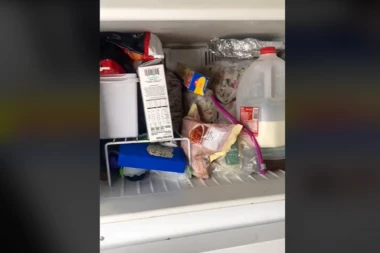 STAVILA JE PROVIDNU FOLIJU U ZAMRZIVAČ: Rešila je problem koji SVE domaćice mrze iz dna duše, bićete zahvalne!