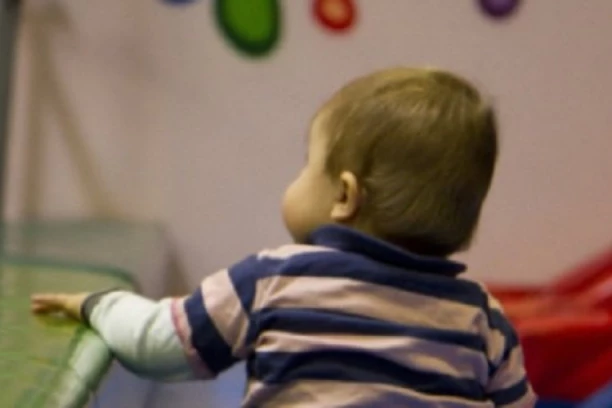 TRAGEDIJA! DEČAK SE U VRTIĆU UGUŠIO DOK JE JEO JABUKU: Roditelji zanemeli od bola, a onda je policija otkrila JEZIVU ISTINU o ustanovi