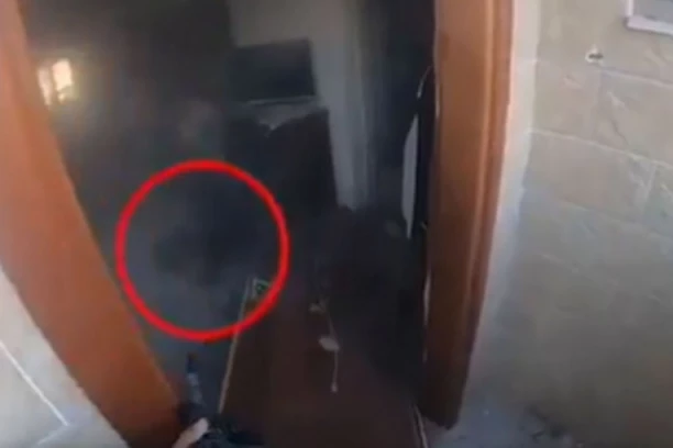 OVAKO IZGLEDA SUSRET OČI U OČI SA HAMASOVCEM, ŠLEM IZRAELSKOG VOJNIKA PRIKAZAO SAV UŽAS RATA! Krvave borbe u Pojasu Gaze se vode neprestano! (UZNEMIRUJUĆ VIDEO)