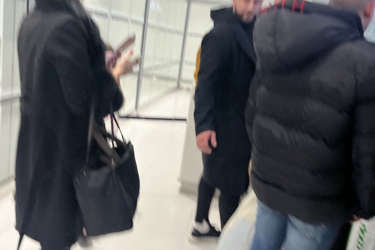 Dado polumenta sa svoje tri princeze