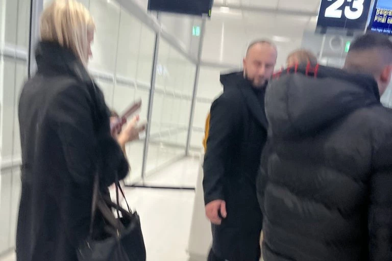 NAŠ PEVAČ I NJEGOVA TRUDNA SUPRUGA ZAROBLJENI TOKOM ESKALACIJE SUKOBA! Situacija izmakla kontroli, FANOVI ZABRINUTI!