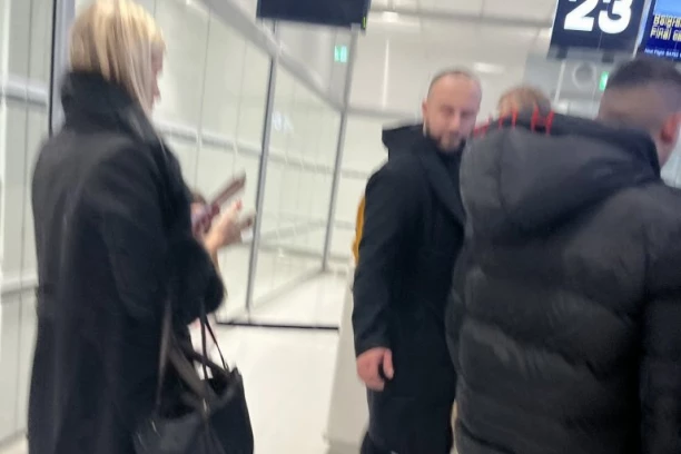 NAŠ PEVAČ I NJEGOVA TRUDNA SUPRUGA ZAROBLJENI TOKOM ESKALACIJE SUKOBA! Situacija izmakla kontroli, FANOVI ZABRINUTI!