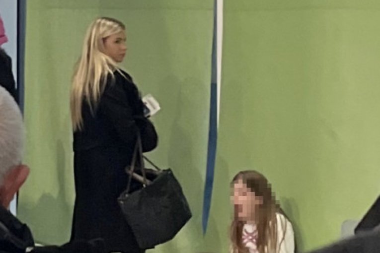 Ivona Polumenta na aerodromu sa starijom ćerkom čeka let