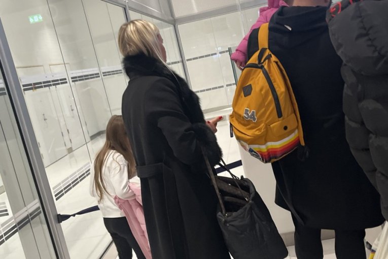 Polumenta čeka da se otvori gejt