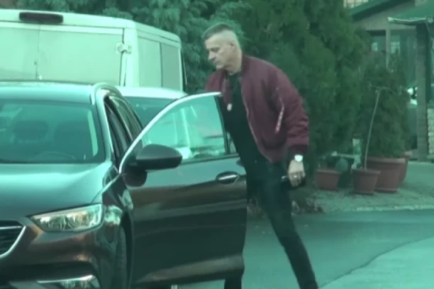 ĐORĐE DAVID UHVAĆEN NA DELU! Isplivali svi detalji njegovog KRETANJA, izašao iz auta kako bi se LJUBIO (FOTO)