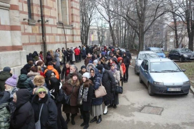 LJUDI, DA LI STE NORMALNI? FIZIČKI OBRAČUN U REDU ISPRED RUSKE CRKVE: Svađa zbog predugog čekanja! (FOTO)