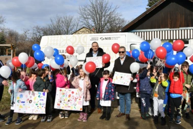  KOMPANIJA NIS NASTAVLJA SA PODRŠKOM LOKALNIM ZAJEDNICAMA Novo kombi vozilo za distribuciju hrane u Predškolskoj ustanovi Zrenjanin