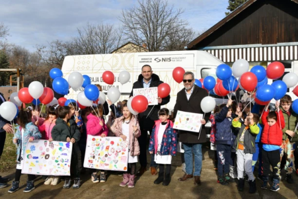  KOMPANIJA NIS NASTAVLJA SA PODRŠKOM LOKALNIM ZAJEDNICAMA Novo kombi vozilo za distribuciju hrane u Predškolskoj ustanovi Zrenjanin