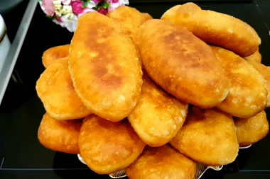 RECEPT ZA RUSKE PIROŠKE: Drugačije su od naših zbog OVAKVOG pravljenja, mnogi kažu da su i UKUSNIJE!