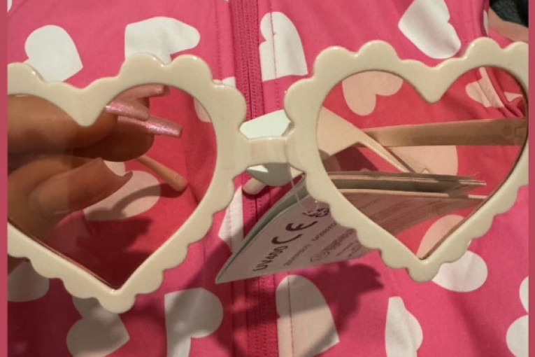 Aleks Nikolić pokazala poklone koje je dobila