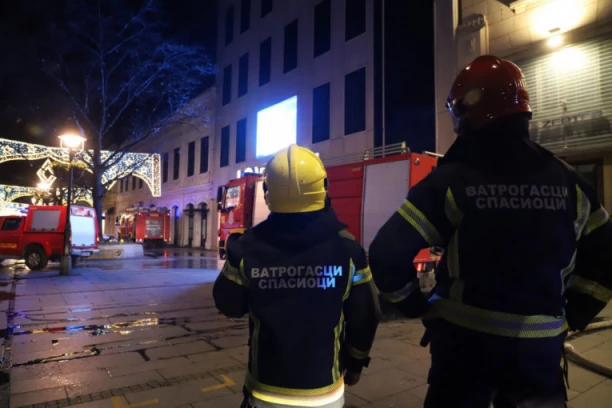 GORI ZGRADA U KNEZ MIHAILOVOJ! Dim kulja na sve strane!