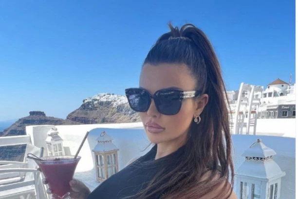 DEVOJKA ANĐEOSKOG LIKA DELUJE POTPUNO "NORMALNO" DOK SE NE ZAGLEDATE: Šok detalj na lepotici otkriva pravu ISTINU o njoj! (FOTO)