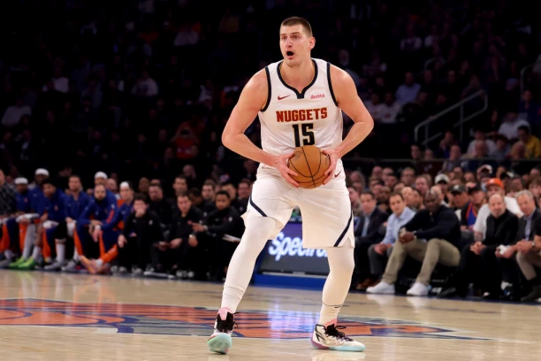 ON JE UVEK U PRVOM PLANU! Jokić stigao u Abu Dabi - Pogledajte šta ga je sačekalo! (VIDEO)