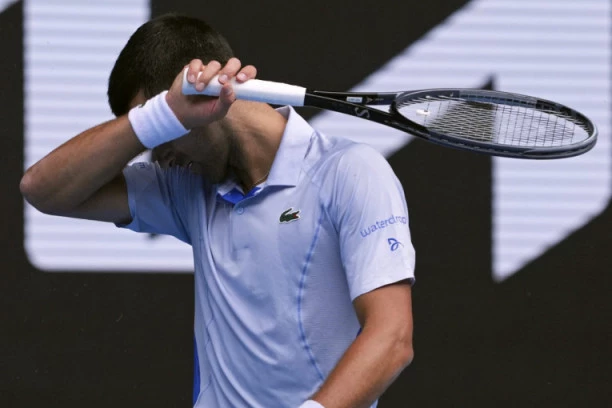 PROSLAVLJENA TENISERKA OPLELA PO NOVAKU: "Bio je NESPOSOBAN da..."! Legenda crno-belih sipala Srbinu SO na RANU! (FOTO)