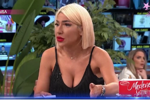 SVI PRIČAJU O TRUDNOĆI JOVANE JEREMIĆ, A EVO KAKO ONA IZGLEDA OVOG JUTRA: Uživo u programu pokazala BUJNE GRUDI, a tek OVAJ detalj da vidite!