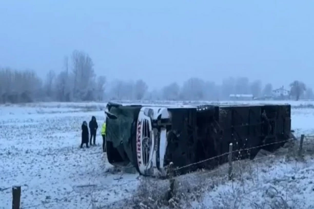 STRAVIČNA SCENA NA PUTU, PREVRNUO SE AUTOBUS PUN PUTNIKA! Spasioci izvlačili BEŽIVOTNA tela! (VIDEO)