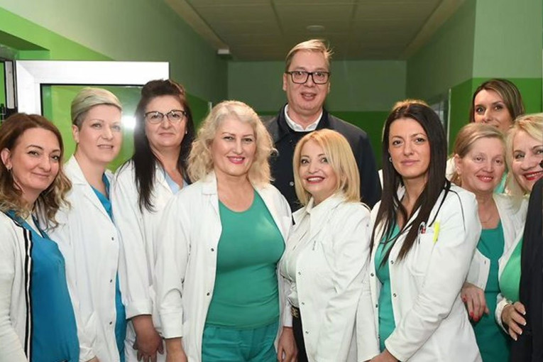 "ZA VRHUNSKU ZDRAVSTVENU NEGU TRUDNICA, PORODILJA I NOVOROĐENČADI" Vučić sa zaposlenima u porodilištu u Vranju: Ulažemo velike napore! (FOTO)