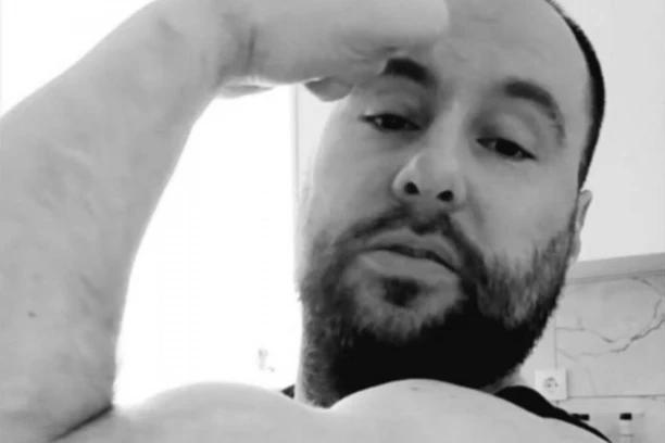 ŠOK FOTKA ZVEZDANA SLAVNIĆA! Bivši robijaš pokazao ČIME RASPOLAŽE, svi kažu da je ZVERINA: Žene, navalite! (FOTO)