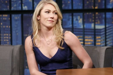 PRELEPA SKIJAŠICA DOŽIVELA HOROR: Završila u OGRADI, prevezena HELIKOPTEROM! (VIDEO)