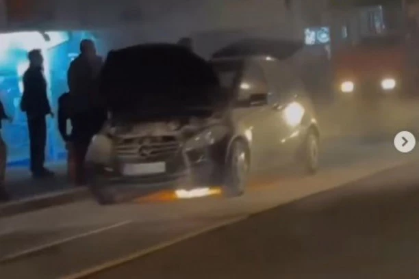 ZAPALIO SE AUTOMOBIL NA BANOVOM BRDU! Vatra kulja, crni dim se nadvio nad ovim delom prestonice! (VIDEO)