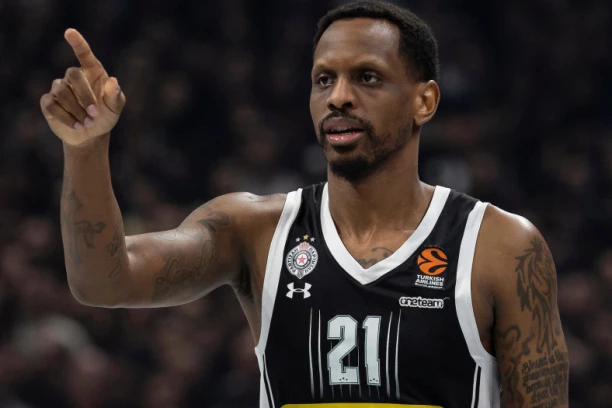 NANELI DOBIO VELIKO PRIZNANJE ZA KRAJ: Lep oproštaj od Evrolige!