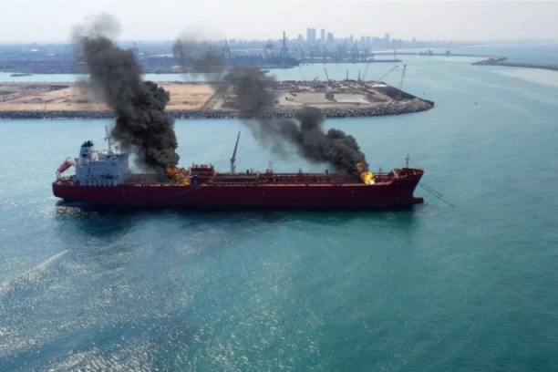 POGOĐEN TANKER U ADENSKOM ZALIVU! Huti preuzeli odgovornost za raketni napad!