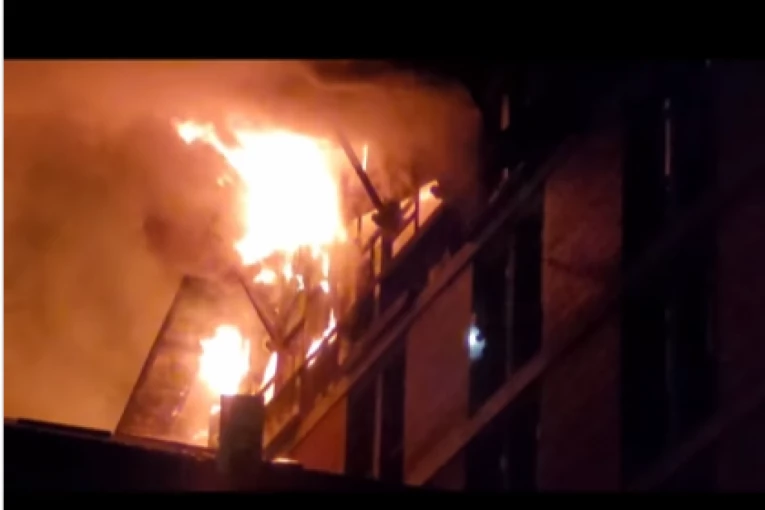 VATRENA STIHIJA GUTA ZGRADU! Naređena HITNA evakuacija stanara, jedna osoba zadobila OPEKOTINE na skoro celom telu!